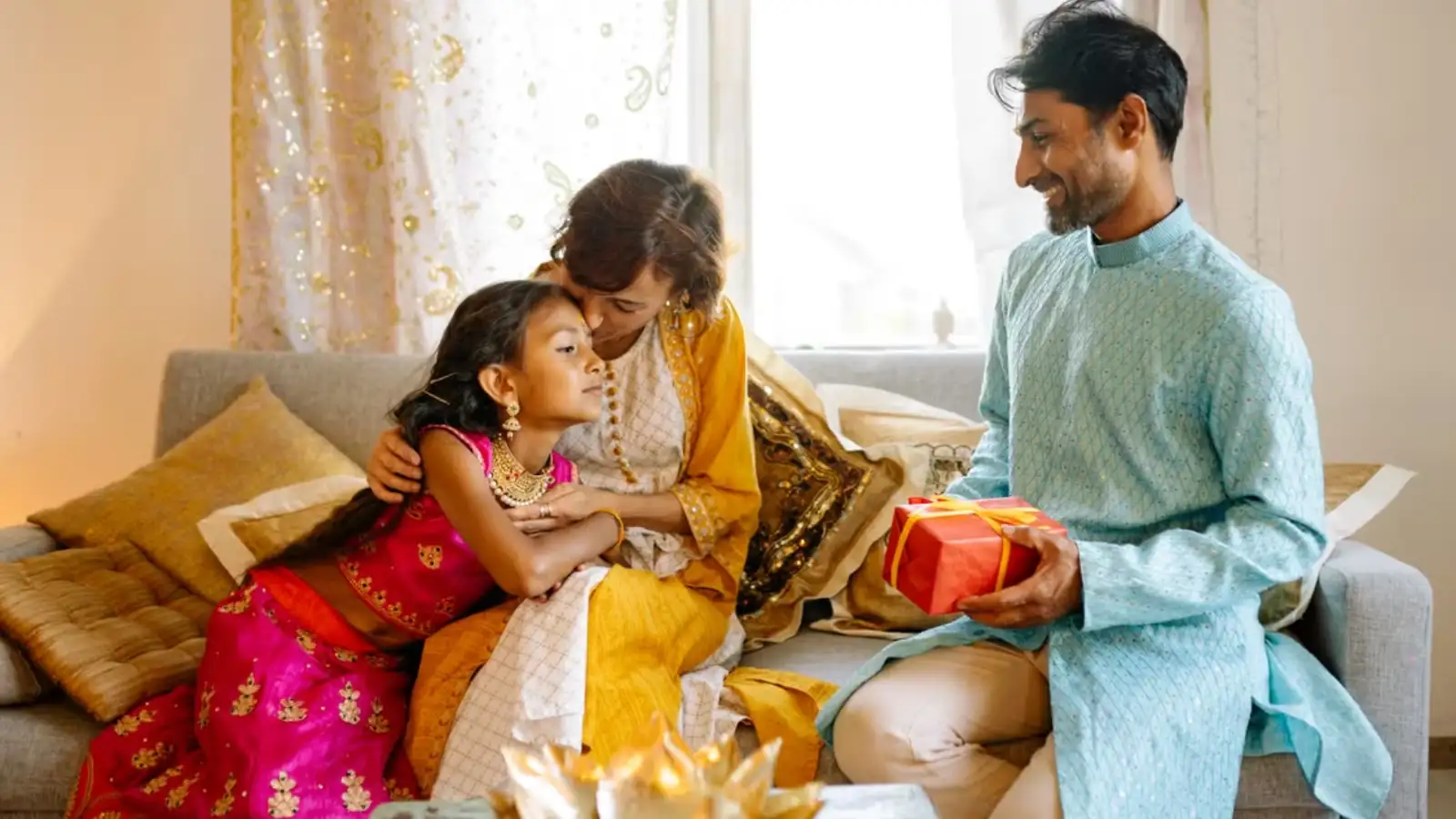 Father’s Day 2026 Poem in Hindi: ‘छांव में हम रह सकें, धूप में तुम जलते हो’ फादर्स डे पर पिता के लिए 5 कविताएं
