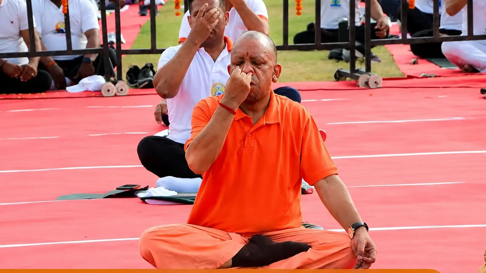 Yoga Day 2026: सीएम योगी आदित्यनाथ ने झांसी में किया योग, स्वस्थ आयु के लिए बताया जरूरी