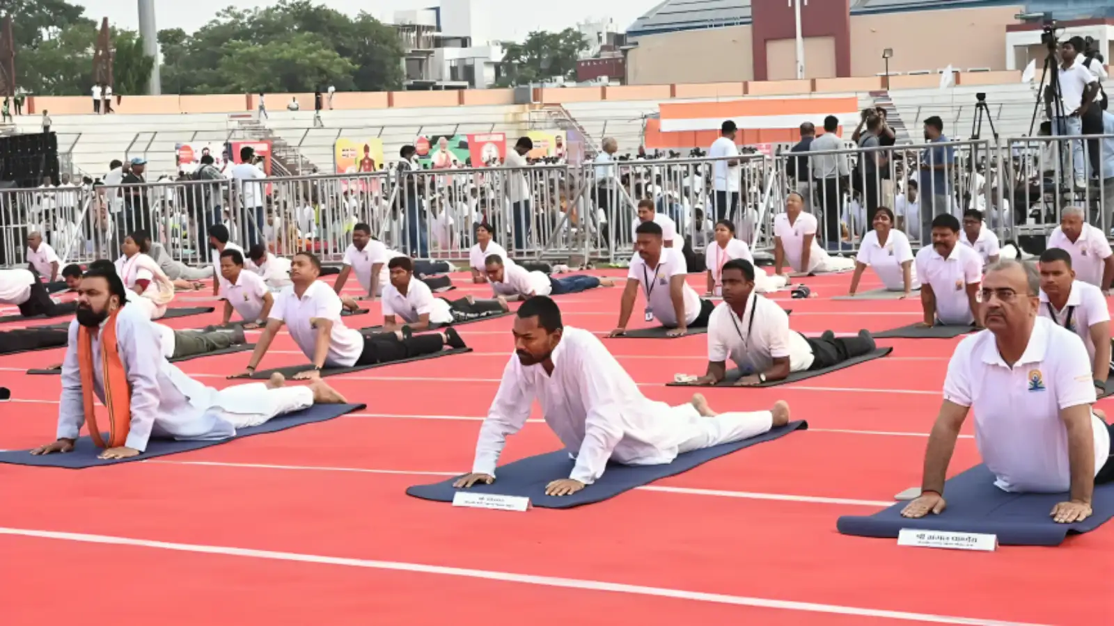 Video: नीतीश के बेटे निशांत का योग आपने देखा क्या? नीतीश कुमार हमेशा बनाए रखे दूरी