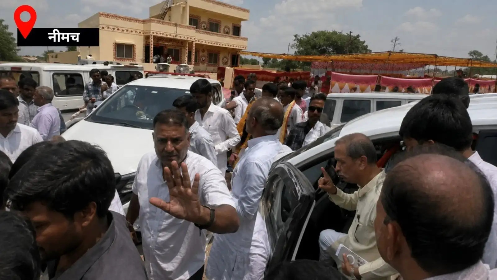 चोर हो, चोर हो... पांच साल में रास्ता नहीं बनवा पाए, बीजेपी विधायक ओमप्रकाश सखलेचा को ग्रामीणों ने भगाया