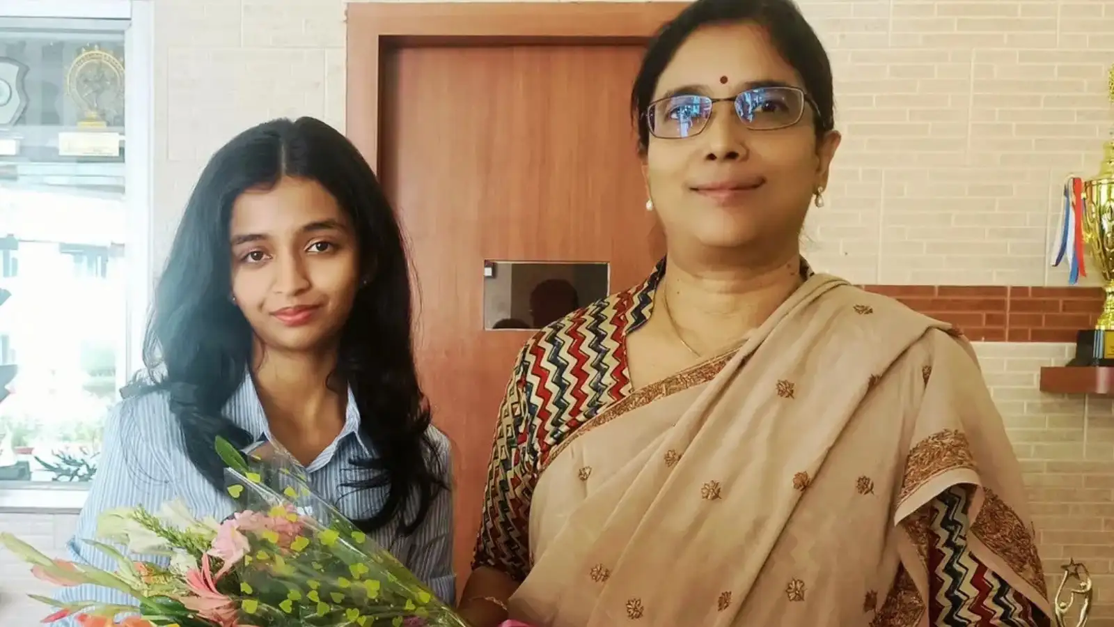 CBSE Result 2026: कॉपी दोबारा चेक हुई तो आ गए 500 में से 500 नंबर, पूरे देश में टॉपर बन गईं अवनी केजरीवाल
