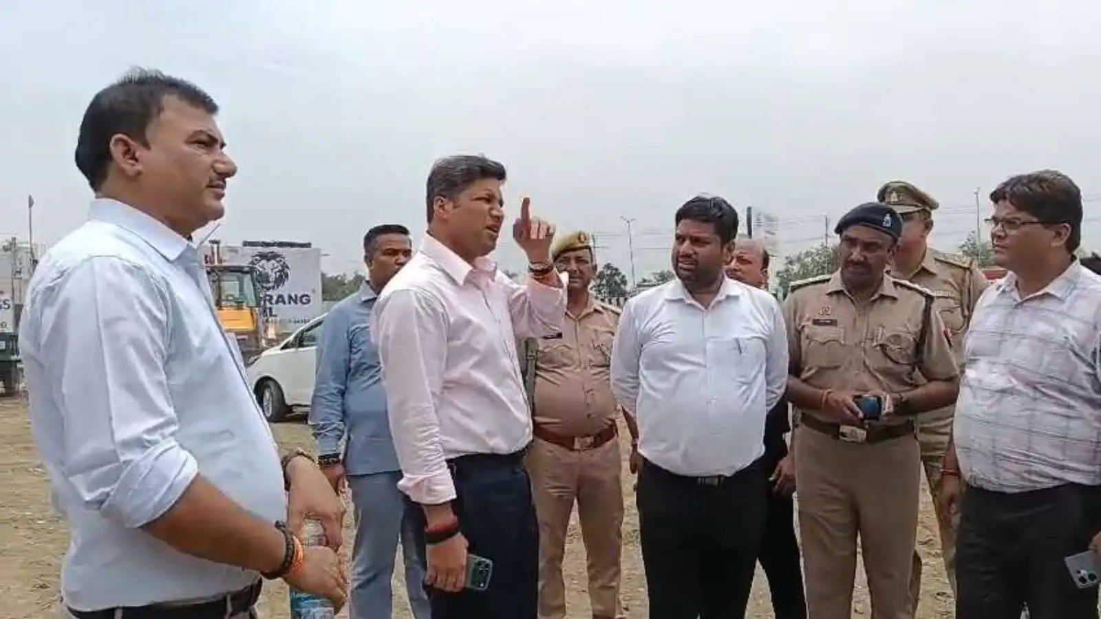 गाजियाबाद: डासना में 250 करोड़ की सरकारी जमीन पर कब्जे की कोशिश नाकाम, DM ने मौके पर कराई मुनादी