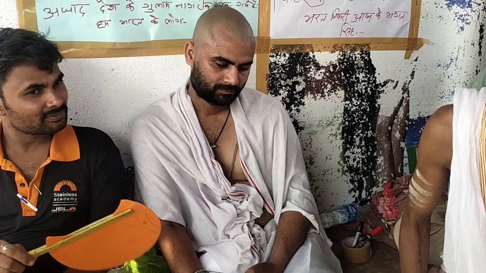 भरत तिवारी एनकाउंटर: सिर मुंडवाकर आमरण अनशन, बेतिया के सचिन बोले- हम भी शहादत के लिए तैयार