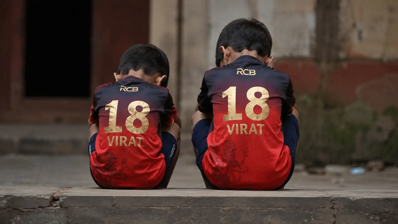 क्रिकेट खेलते समय वहां से गुजर रही महिला को लगी गेंद, लोगों ने RCB की जर्सी पहने दो बच्चों को बांधकर पीटा