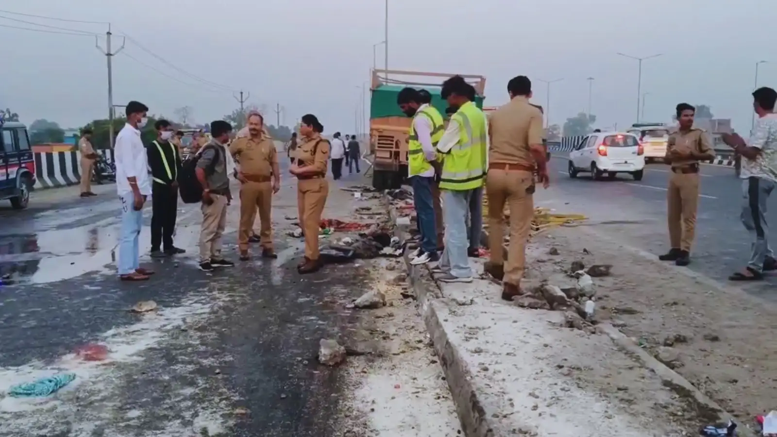 Hapur Accident: हापुड़ में भीषण सड़क हादसा; बस से उतर रहे यात्रियों को ट्रक ने कुचला, बच्ची समेत दो की मौत