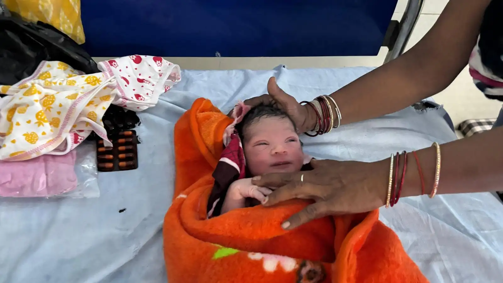 पति के साथ ट्रेन में सफर कर रही थी गर्भवती, अचानक उठा तेज दर्द, बोगी में बैठी महिलाओं ने कराई सुरक्षित डिलीवरी