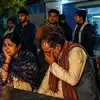 Lucknow Fire News: मुर्दाघर के बाहर वो सबसे लंबी रात, जब कलेजे के टुकड़े के इंतजार में बेबस दिखे मां-बाप