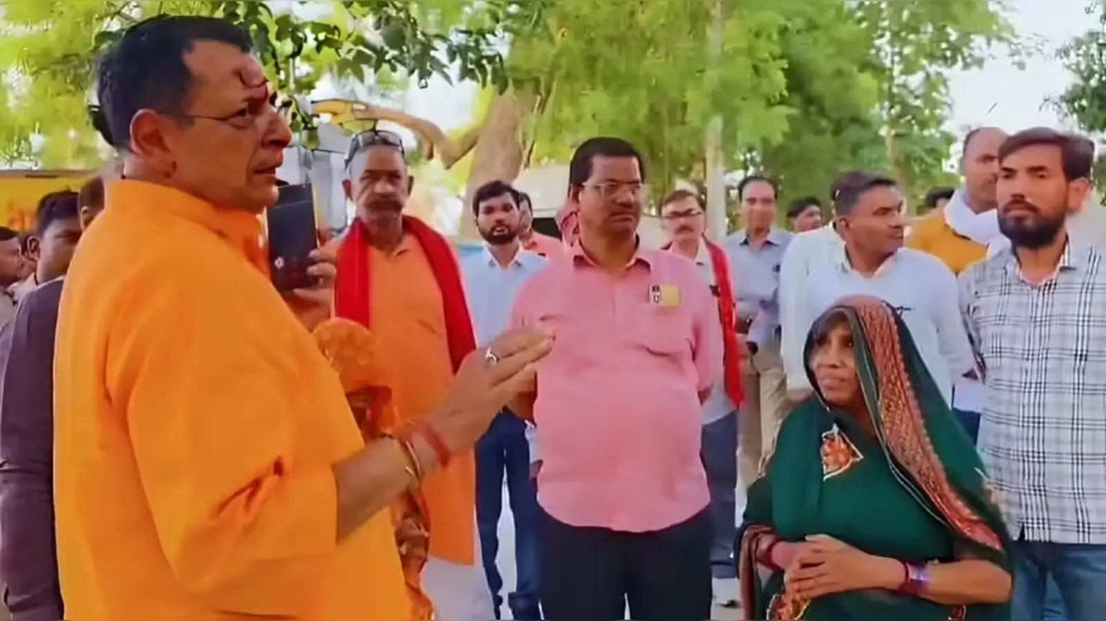 'जो गाली देगा, लात खाएगा'; बुजुर्ग महिला की परेशानी सुनते ही भड़के, कौन हैं BJP MLA रत्नाकर मिश्रा