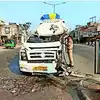 क्रेन से ट्रैवलर की भिड़ंत, 10 घायल