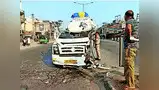 क्रेन से ट्रैवलर की भिड़ंत, 10 घायल क्रेन से ट्रैवलर की भिड़ंत, 10 घायल