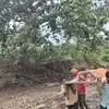 पुल नहीं, सड़क नहीं, एंबुलेंस भी नहीं पहुंची: गर्भवती को खटिया पर लिटाकर नदी पार कराना पड़ा, फिर बाइक से पहुंचाया अस्पताल