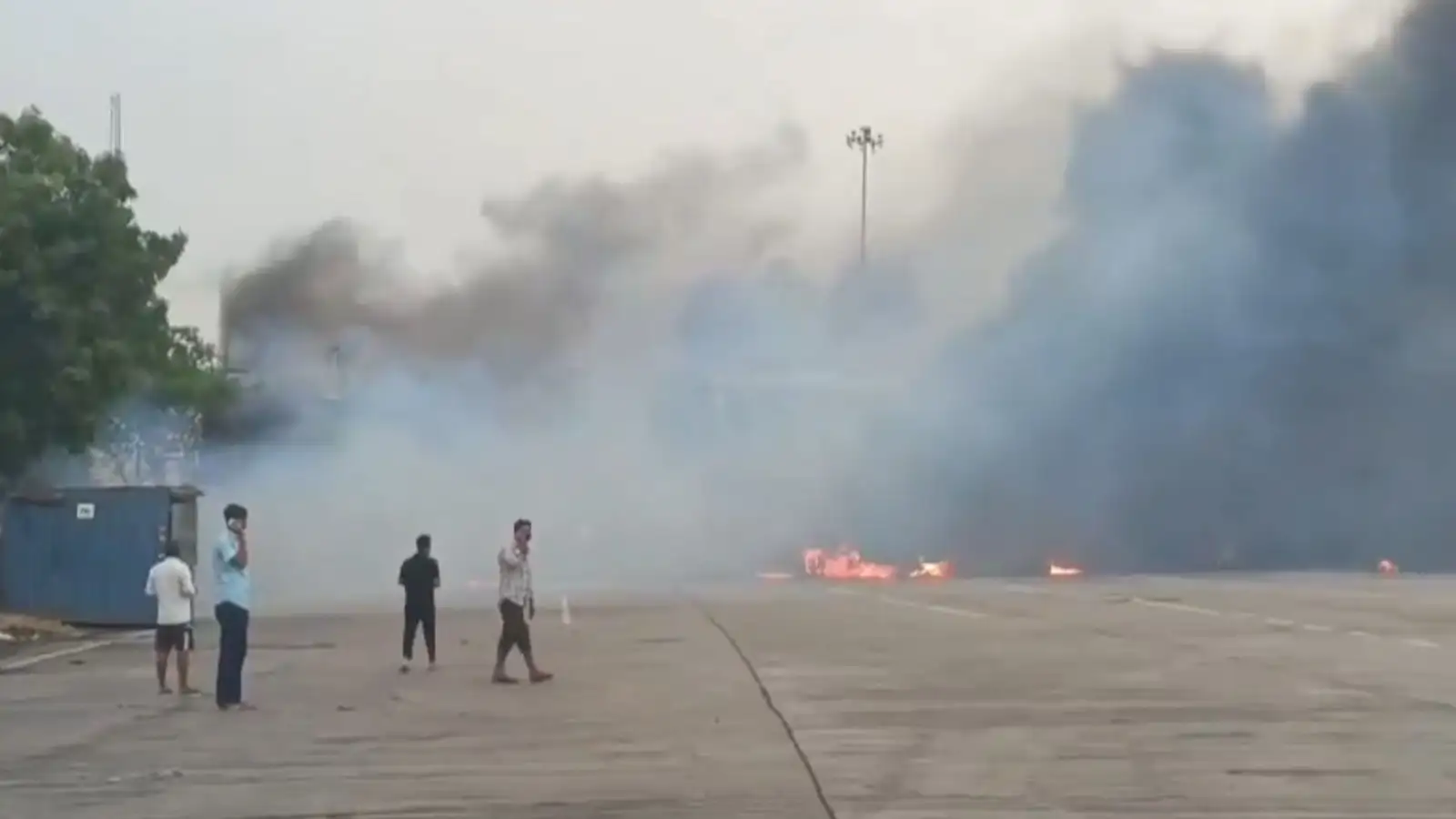 कौशांबी में टोल प्लाजा से टकराया LPG टैंकर, 5 टोलकर्मी बुरी तरह से झुलसे, आसमान में छाया धुएं का गुबार