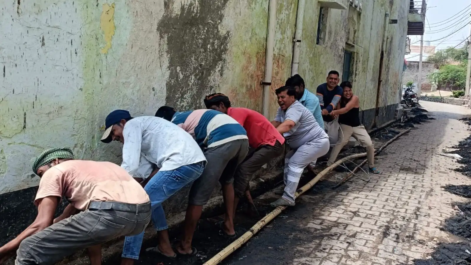 एक पोस्ट से बदल गई तस्वीर, सोशल मीडिया के जरिए मिली शिकायत, मथुरा DM के एक्शन से सड़क पर रुका पानी बहा