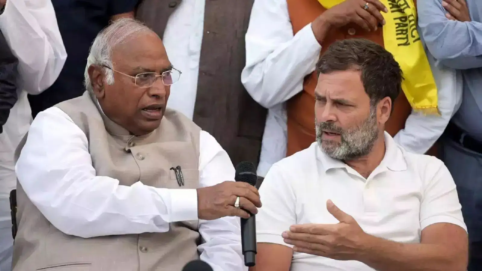 कांग्रेस नेतृत्व की बैठक से जुड़ी तस्वीर