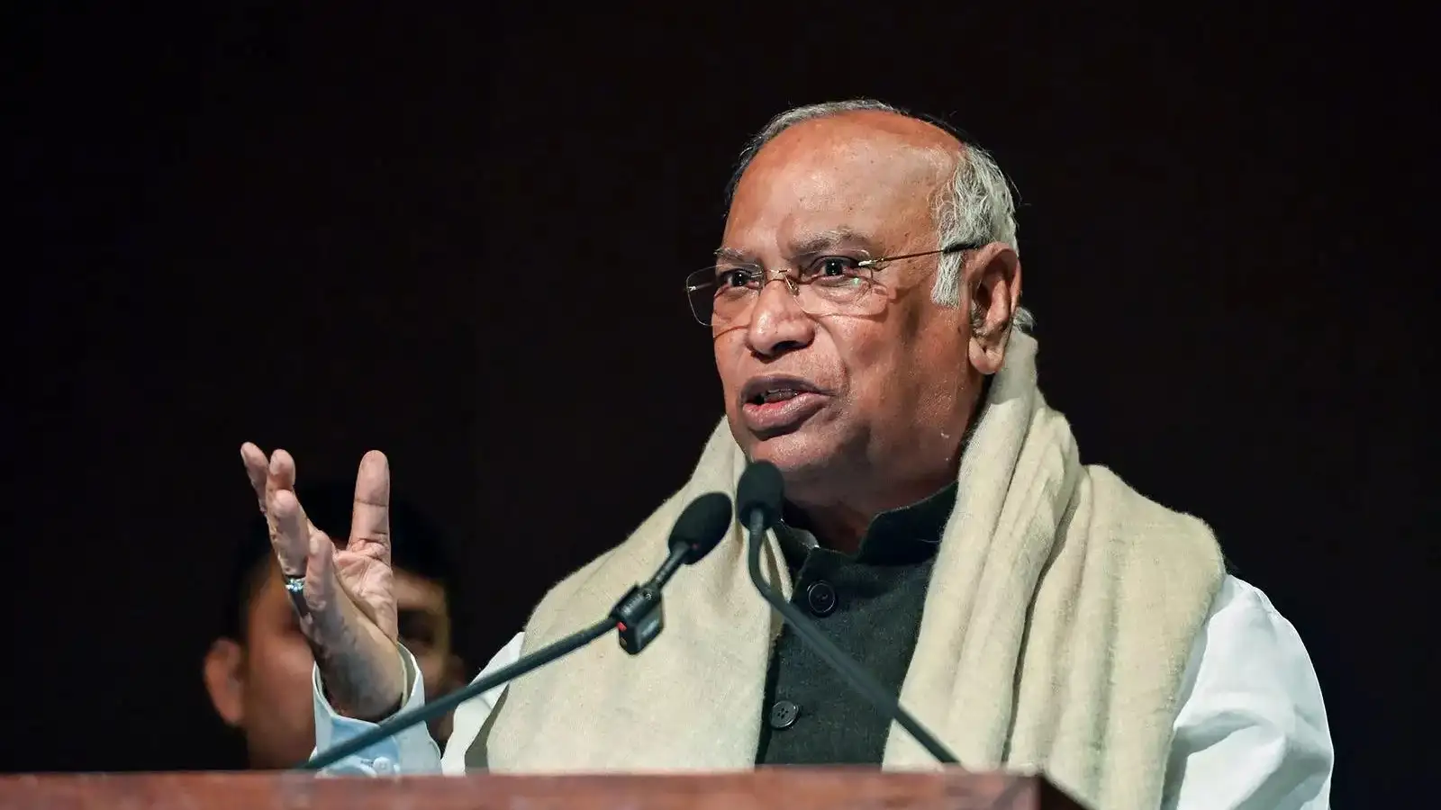 जब कच्चे तेल की कीमतें घटी हैं, तो पेट्रोल-डीजल के दाम कम क्यों नहीं कर रही सरकार, कांग्रेस ने पूछा सवाल
