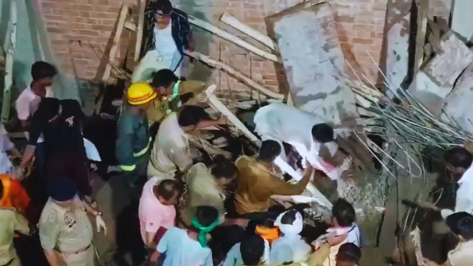 बाराबंकी में निर्माणाधीन गेस्ट हाउस की स्लैब गिरी; हादसे में 8 मजदूर घायल, रेस्क्यू ऑपरेशन हुआ तेज
