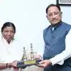 पद्मश्री से सम्मानित बुधरी ताती से मिले सीएम विष्णुदेव साय, कहा- आपका  संपूर्ण जीवन समाज की सेवा के लिए है - cm vishnu deo sai met padma shri  awardee budhari tati remarked