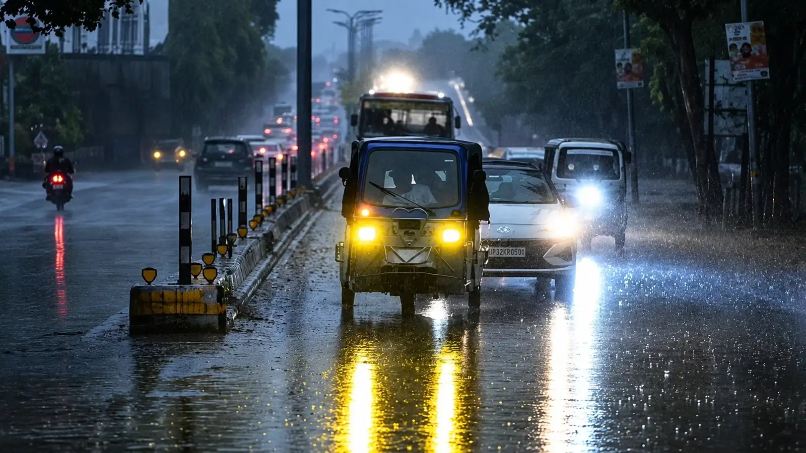 UP Weather Today, 30 June: यूपी के 26 जिलों में भारी बारिश का अलर्ट, प्रदेश में कभी भी हो सकती है मानसून की एंट्री
