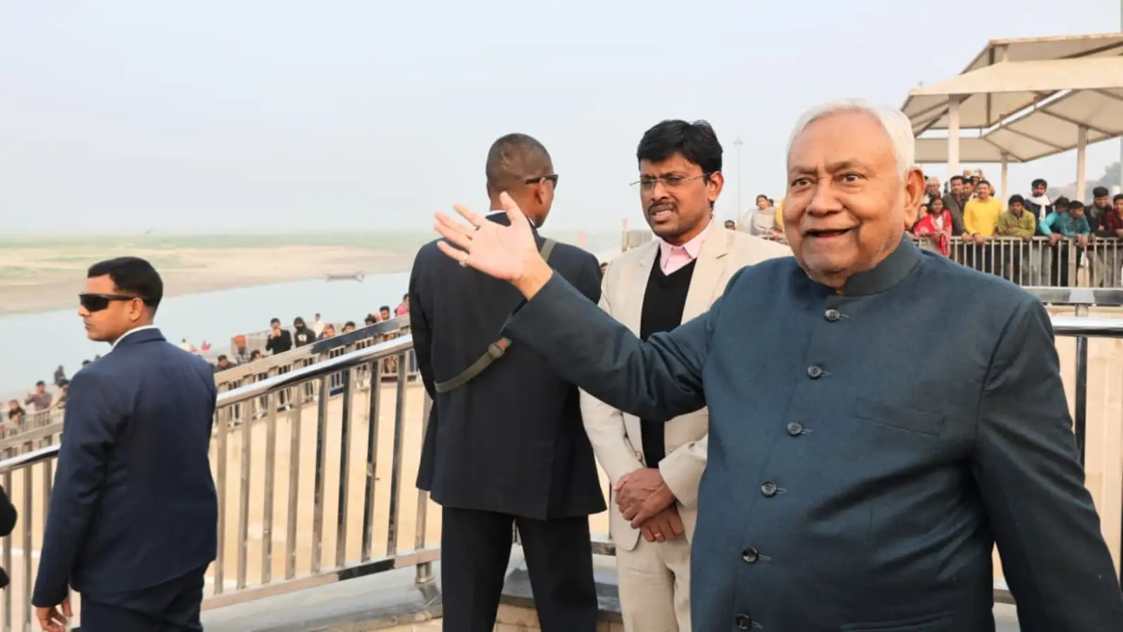 Bihar Politics: पहले नीतीश तो अब सम्राट, मोक्षदायिनी गंगा में विकास की लहर ढूंढ रहे