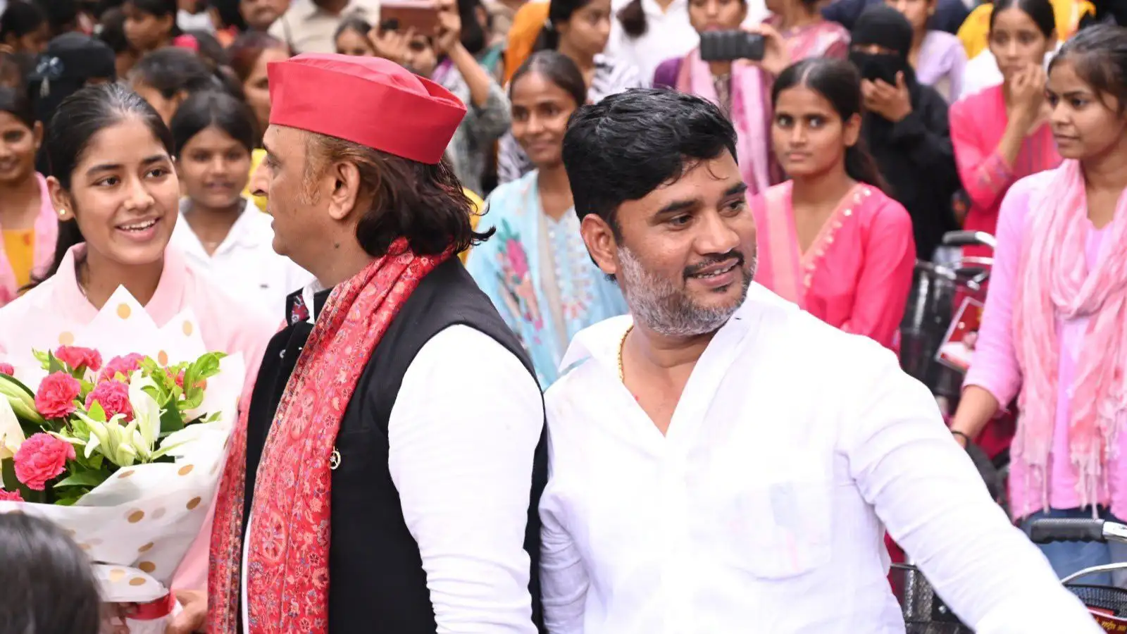 उमेश यादव कौन हैं, अखिलेश यादव के जन्मदिन पर बांट दीं 1000 साइकिल