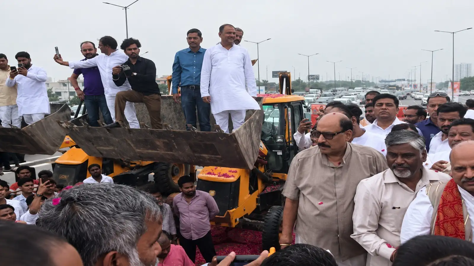 गाजियाबाद में दिल्ली-मेरठ एक्सप्रेसवे पर फिर सजा मंच, क्षेत्रीय अध्यक्ष के स्वागत में टूटे सारे नियम, घंटो तक रेंगते रहे वाहन