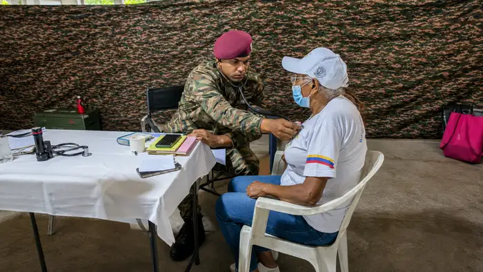 मलबे से निकली बुजुर्ग महिला की बची जान