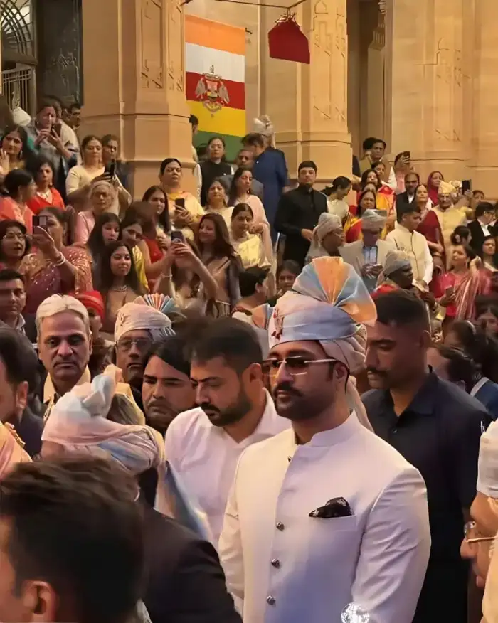 पारंपरिक साफे में जमे विक्की कौशल