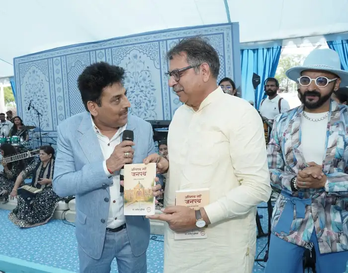 सांसद सतीश पूनिया ने पुस्तक उपहार में दी