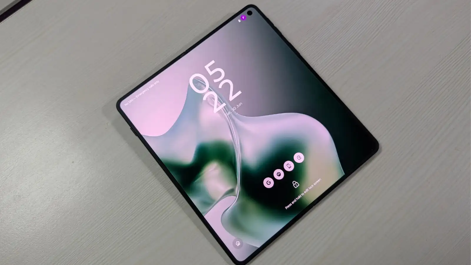 Motorola के पहले फोल्डेबल फोन का रिव्यू: शिद्दत से बनी एक कंप्लीट डिवाइस, लेकिन सामने सैमसंग-वीवो की चुनौती