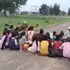 प्रभारी मंत्री गिना रहे थे सरकार की उपलब्धियां, महज 15 KM दूर सड़क पर लगी थी बच्चों की क्लास, जानें क्या है मामला