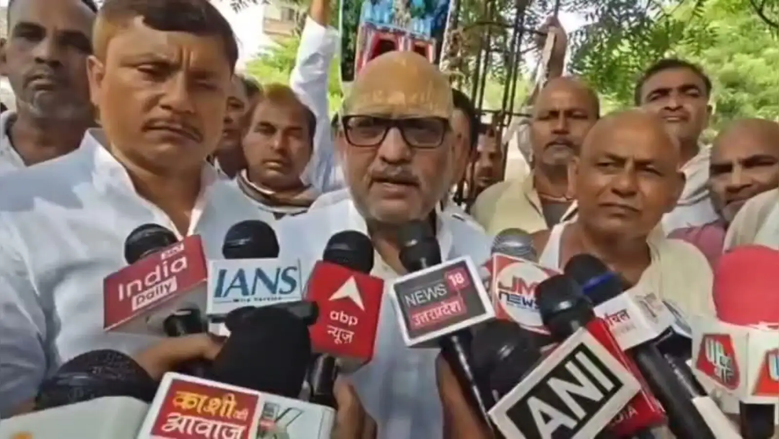 चंदौली में मंदिर के गुंबद की चपेट में आकर बदलदेव यादव की मौत, अजय राय बोले- 1 करोड़ दे योगी सरकार