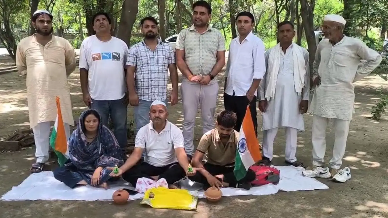 बागपत जिले के सबसे बड़े गांव में अब तक नहीं आई बैंक शाखा, गुल्लक-मोमबत्ती के साथ ग्रामीणों की भूख हड़ताल