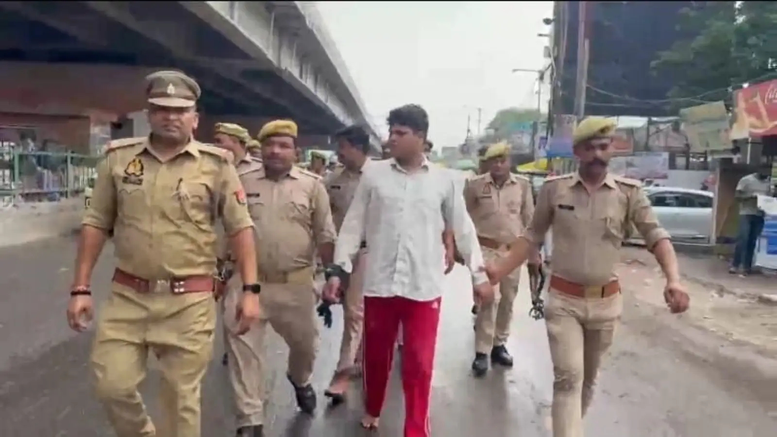 'साहब गलती हो गई, अब नहीं करेंगे कभी अपराध', कानपुर पुलिस पर फायरिंग करने वाले की निकली हेकड़ी