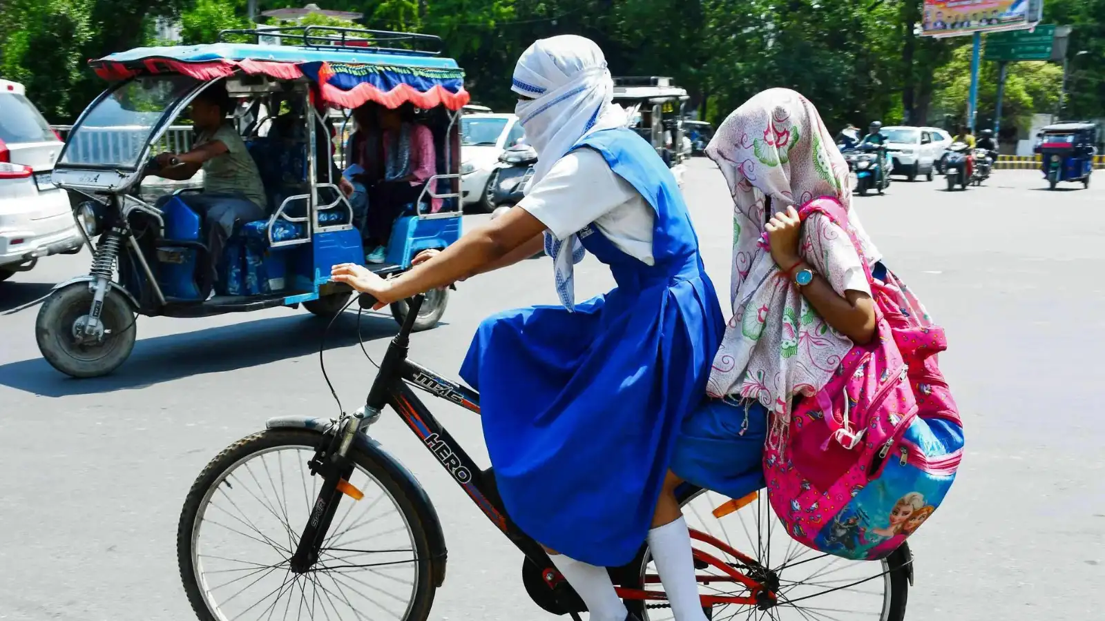 Schools Closed: पढ़ाई पर मौसम की मार, कहीं गर्मी, तो बारिश के चलते कई दिनों के लिए बंद हुए स्कूल