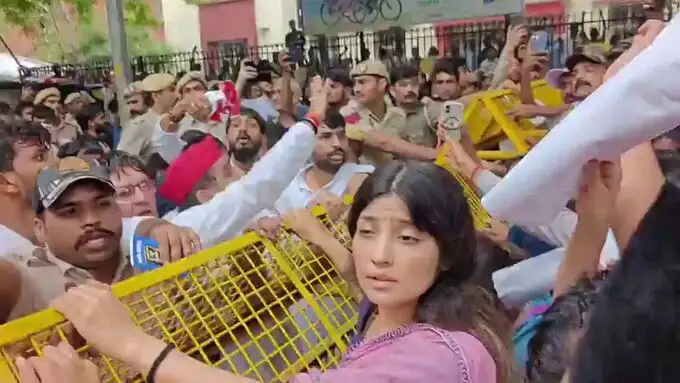 सपा सांसदों संग जंतर-मंतर पहुंची डिंपल यादव
