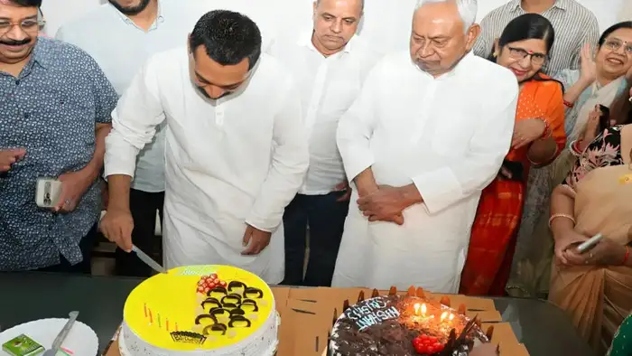 निशांत कुमार ने अपने हाथों के पिता को केक खिलाया