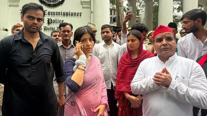 शिक्षा मंत्री से जवाबदेही की मांग