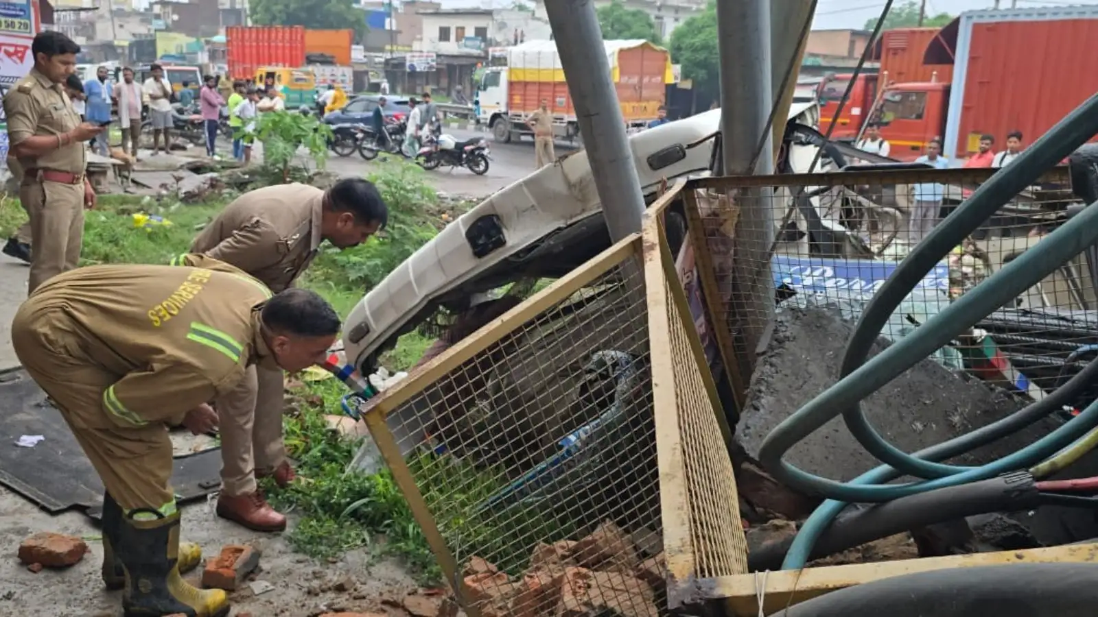 ग्रेटर नोएडा में दर्दनाक सड़क हादसा: नाले में गिरा सरिया से लदा ट्रक, केबिन काटकर निकाला गया चालक का शव