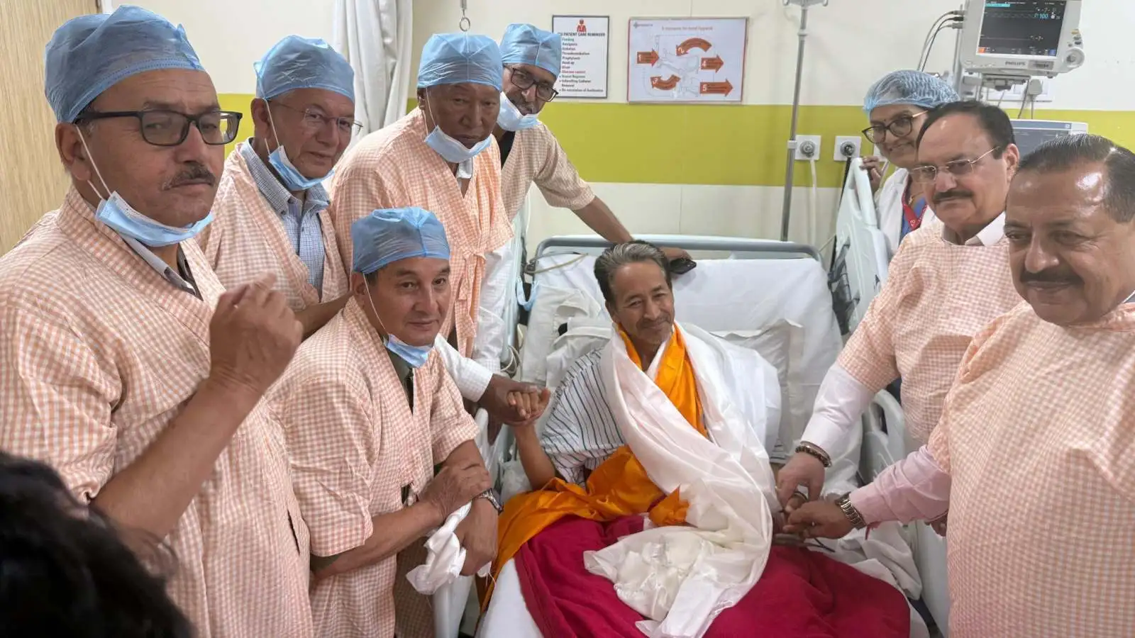 सोनम वांगचुक के अनशन समाप्त होने के दौरान अस्पताल का दृश्य