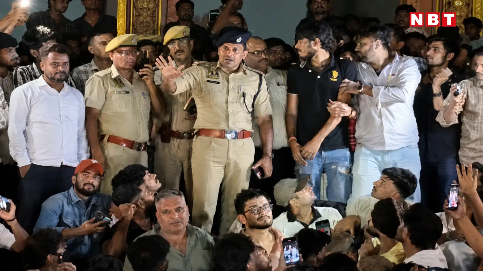 'हम आपके साथ हैं लेकिन...', छात्रों के प्रदर्शन में जयपुर पुलिस का अनोखा रूप, लगाए 'वंदे मातरम' के नारे