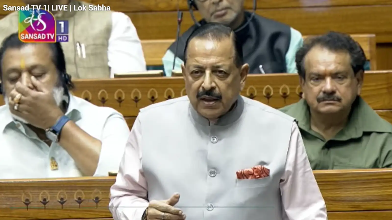 लोकसभा में बोलतीं प्रियंका गांधी