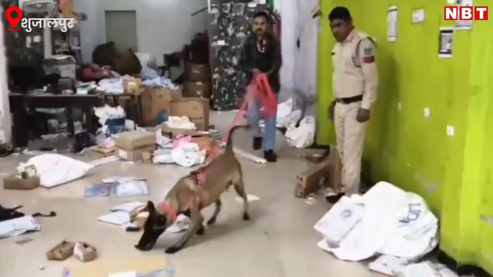 फिल्मी स्टाइल में कोरियर ऑफिस में चोरी, 15 फीट ऊंचाई से तार के सहारे ऑफिस में उतरे चोर, 15 मिनट में 4.5 लाख और कीमती पार्सल समेटे