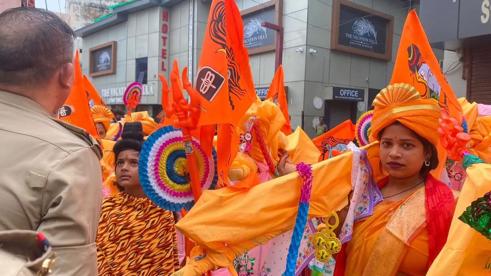 ताजमहल के पश्चिमी गेट पर कांवड़ लेकर पहुंचे हिंदू संगठन के लोग! पुलिस ने रोका तो बोले- 'तेजो महालय' में फिर से आएंगे