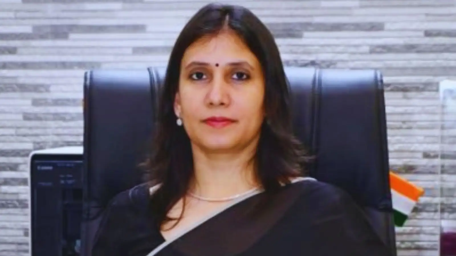IAS सौम्या अग्रवाल कौन हैं? प्रयागराज मंडलायुक्त पद से हुआ तबादला, बनीं यूपी की नई श्रमायुक्त