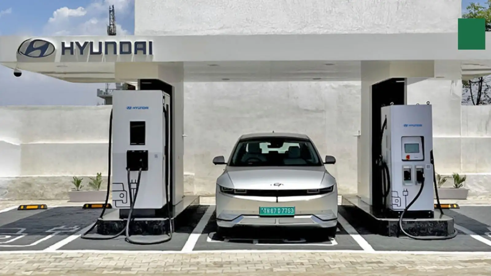Hyundai EV: हुंडई ला सकती है नई इलेक्ट्रिक SUV, वेन्यू जितनी होगी लंबाई, 450 KM की रेंज के साथ बजट प्राइस में करेगी एंट्री