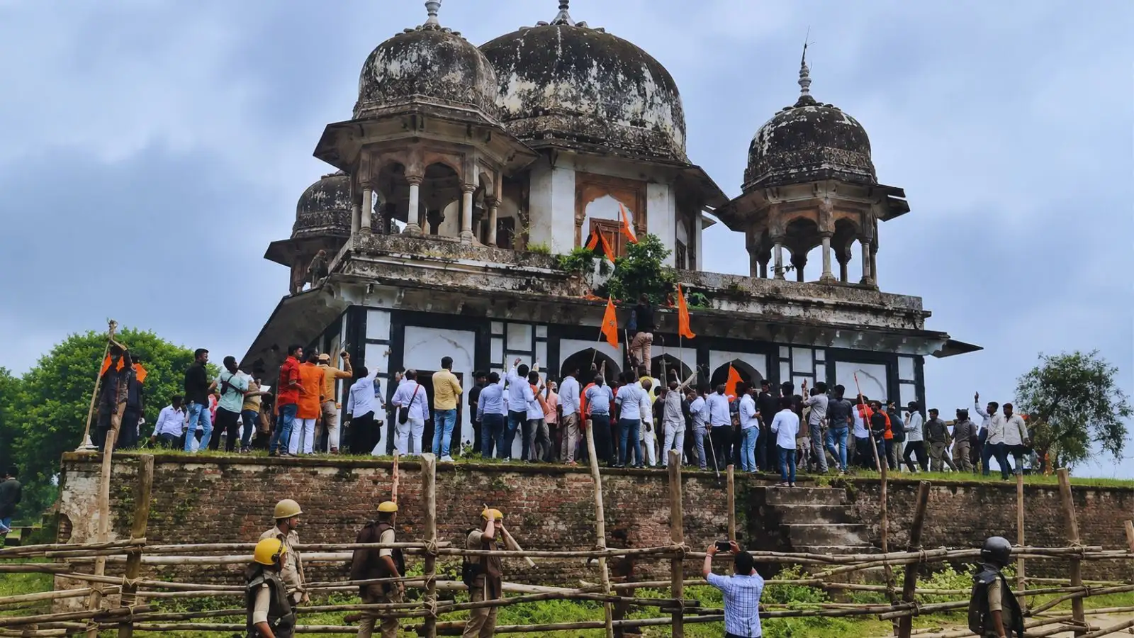 फतेहपुर मकबरा बनाम मंदिर केस में मुस्लिम पक्ष को कोर्ट से झटका; अपील हुई खारिज, 13 को अगली सुनवाई