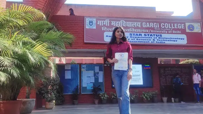 बिहार के सिवान की हैं आस्था, दिल्ली यूनिवर्सिटी के गार्गी काॅलेज से की पढ़ाई