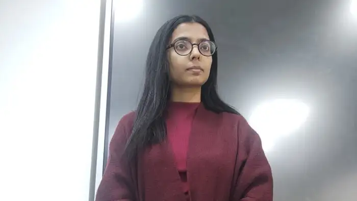 आस्था ने बच्चों को पढ़ाया और खुद 8-9 घंटे की पढ़ाई 