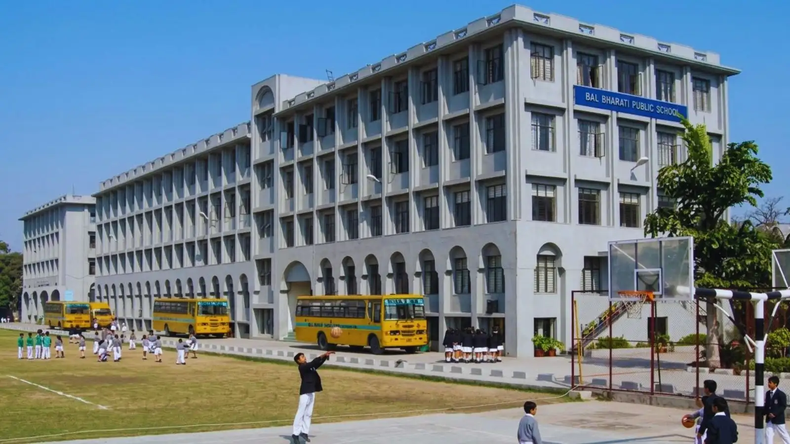 नोएडा: स्कूल में बेसमेंट क्लास पर शिकायत, न खिड़की न इमरजेंसी एग्जिट पर सवाल; प्रबंधन को नोटिस, प्राधिकरण से भी मांगी रिपोर्ट