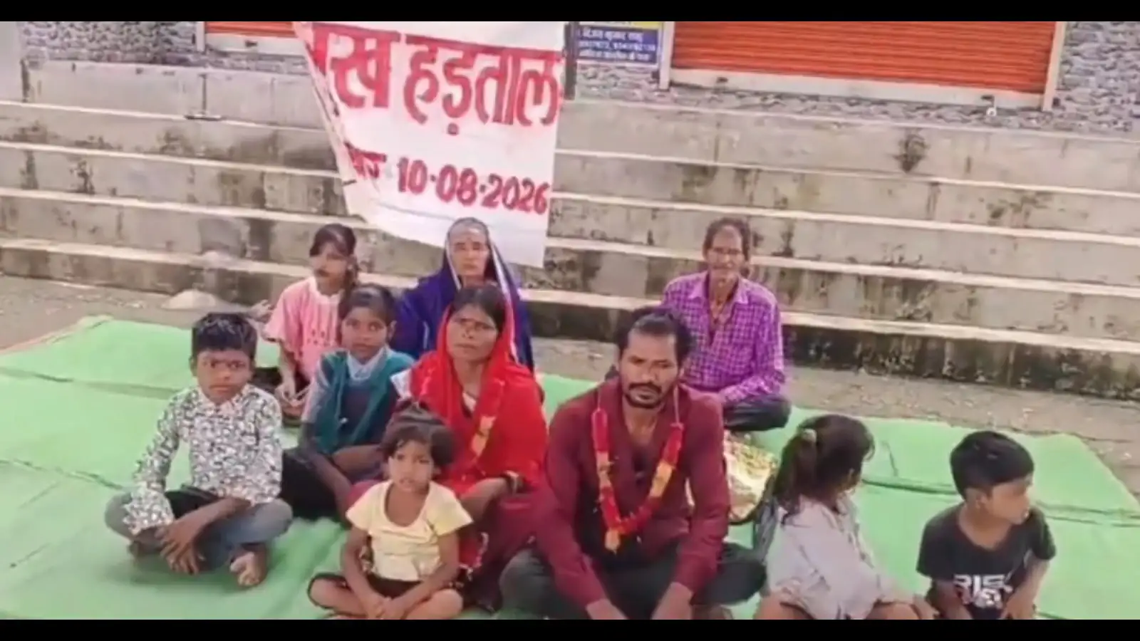 कलेक्टर को लेटर लिखा, फिर परिवार के साथ शुरू की भूख हड़ताल, 3 साल से सरकारी ऑफिस के काट रहा था चक्कर